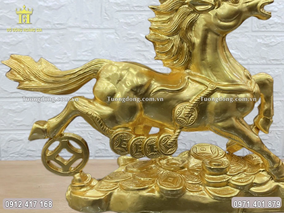 Dưới chân ngựa đứng trải đầy vàng bạc